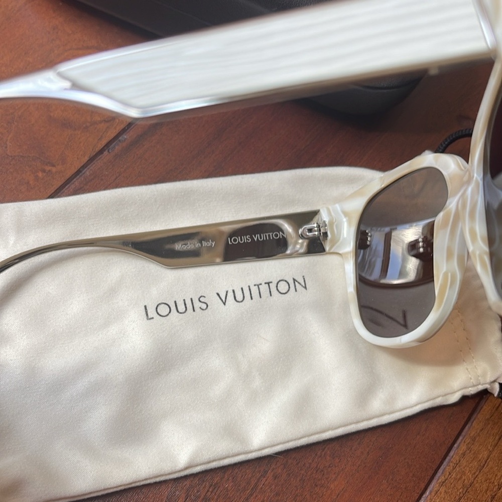 LV Round Sunglasses - Picture 5 of 10